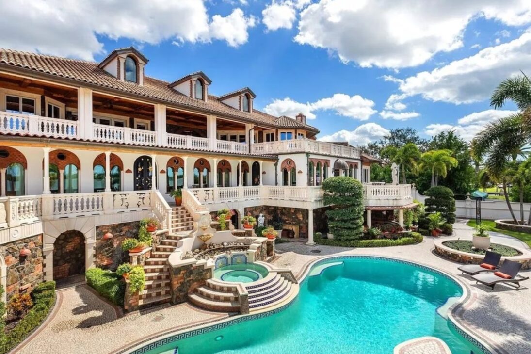 Mansión 'fuera de lo común' en Sarasota reúne pozo de los deseos, baño turco, mosaico inspirado en la mansión Versace y muelle para yates a la venta por 26,4 millones de dólares.