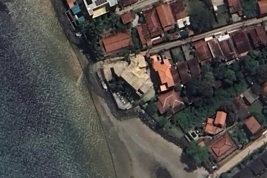 mar traga un pedazo de isla cerca de Salvador en Cacha Pregos, en Vera Cruz; la obra de contención intenta detener la erosión costera y salvar la costa después de años de avance.