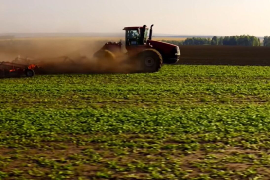 Marca coreana invade o agro brasileiro, rompe domínio histórico de gigantes, fabrica tratores em SC, aposta em tecnologia acessível, ganha produtores e até Leonardo