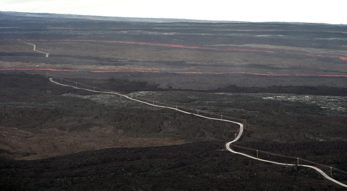 Com subida contínua acima de 3.300 metros de altitude, cruzando campos de lava solidificada e áreas de atividade sísmica ativa, a estrada que corta um dos maiores vulcões do planeta desafia motoristas em um dos trajetos mais extremos do mundo