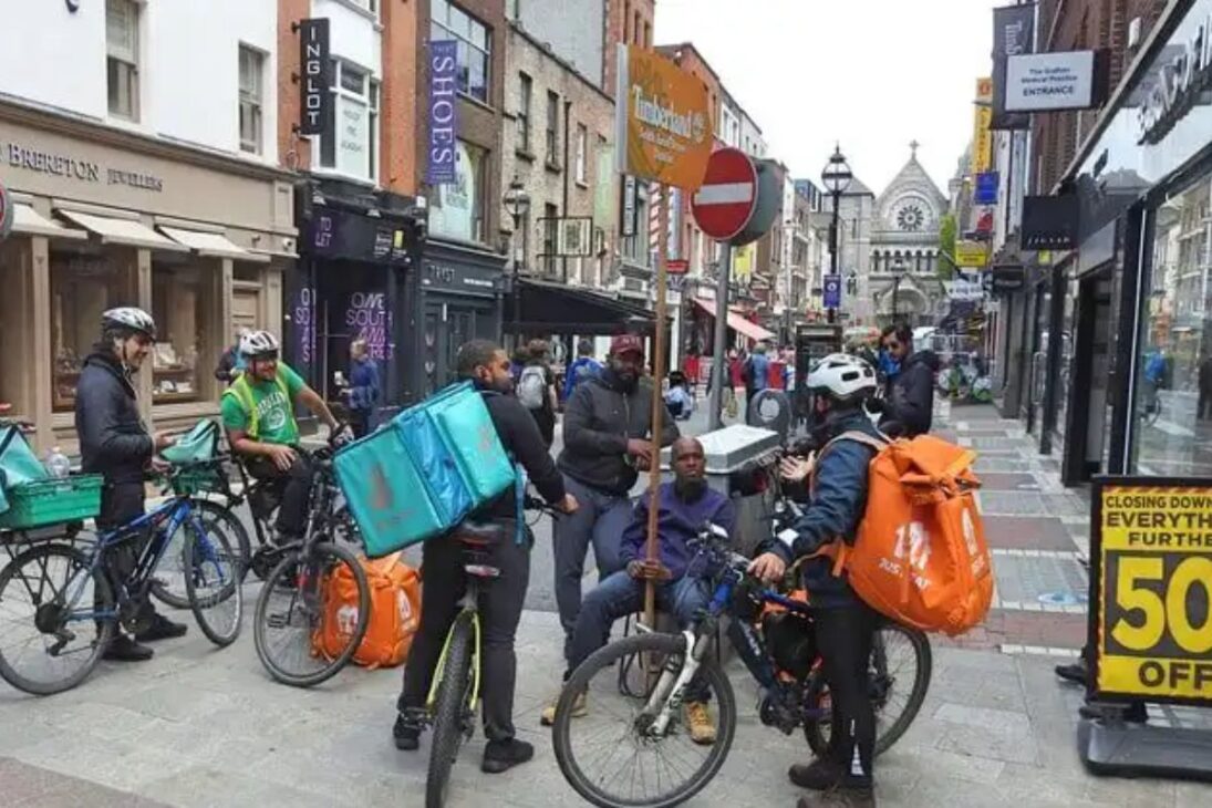 Miedo entre brasileños en Irlanda crece con ataques a repartidores de comida, Gort Irlanda en alerta, intercambio en Irlanda y seguridad en Irlanda en duda.