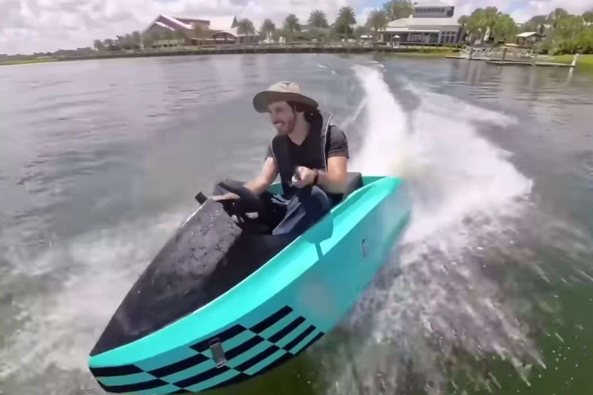 mini barco a jato elétrico da China transforma lago privado em pista, rivaliza com jet ski, usa bateria de 5 kWh e mostra o potencial do barco a jato elétrico.
