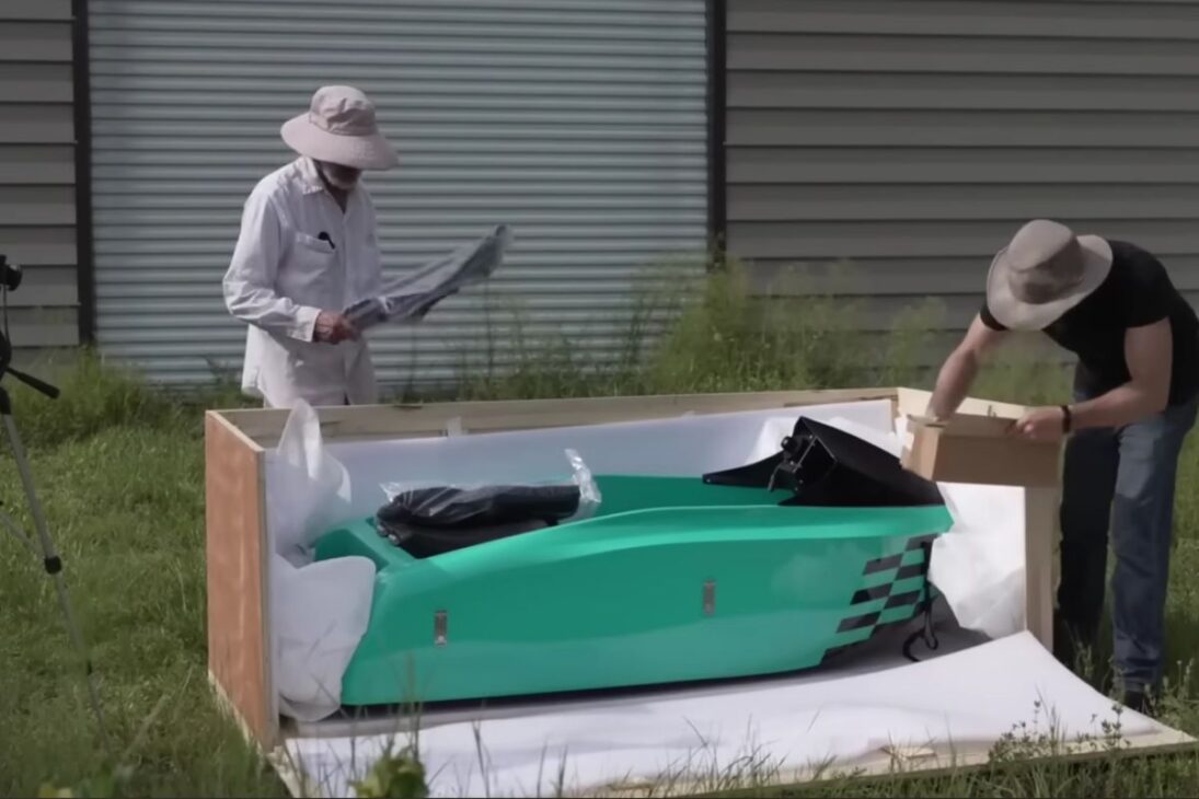 mini barco a chorro eléctrico de China transforma lago privado en pista, rivaliza con jet ski, usa batería de 5 kWh y muestra el potencial del barco a chorro eléctrico.