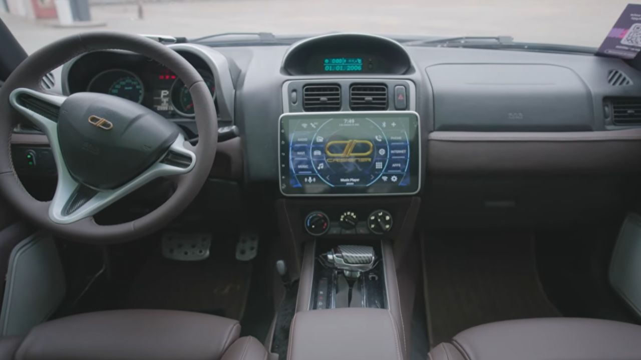 Mosh, o SUV artesanal 100% brasileiro feito à mão em chapa de aço, vira destaque do Salão 2025 com portas elétricas, motor 4.0, visual único e público pedindo o carro nas lojas (2)