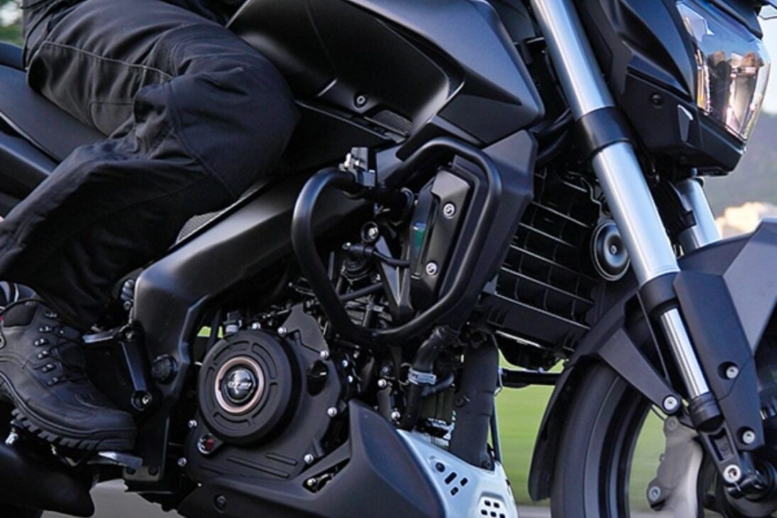 Moto india Dominar 400 de Bajaj Combina Desempeño, Confort, Costo Beneficio y Garantía de Tres Años para Quien Busca Versatilidad en la Ciudad y en la Carretera.