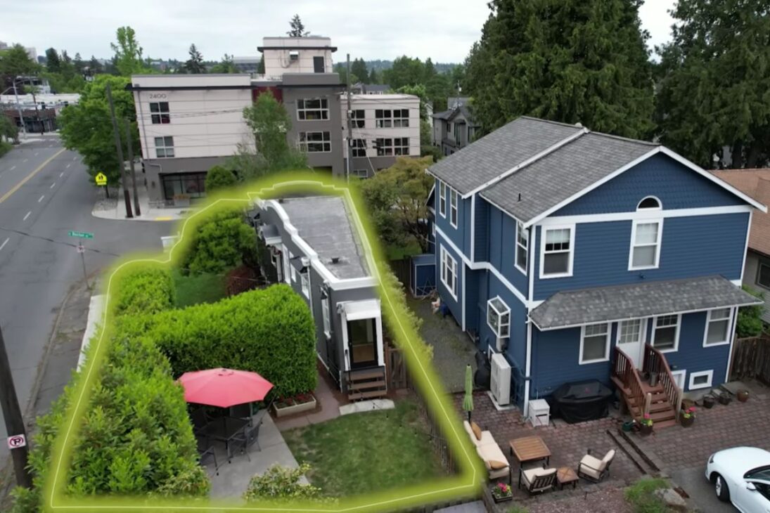 Ve la casa de venganza súperestrecha Casa de la Venganza, casa estrecha en Seattle en terreno pequeño que se convirtió en atracción turística bizarra y referencia.