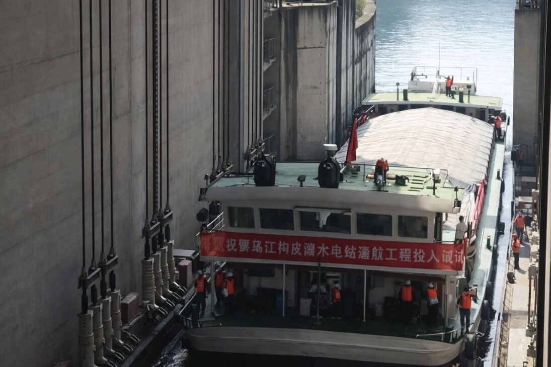 En China, los elevadores gigantes crean una hidrovía vertical en el río Yangtsé, ligada a la represa de las Tres Gargantas y a la energía hidroeléctrica.