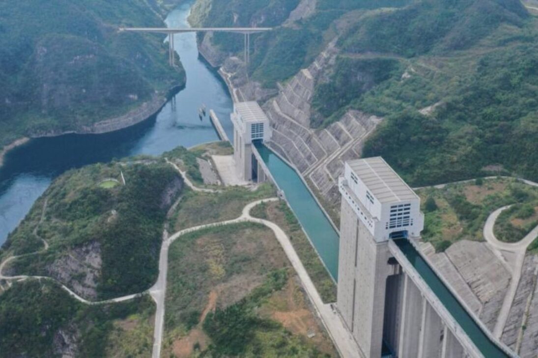 En China, los elevadores gigantes crean una hidrovía vertical en el río Yangtsé, ligada a la represa de las Tres Gargantas y a la energía hidroeléctrica.