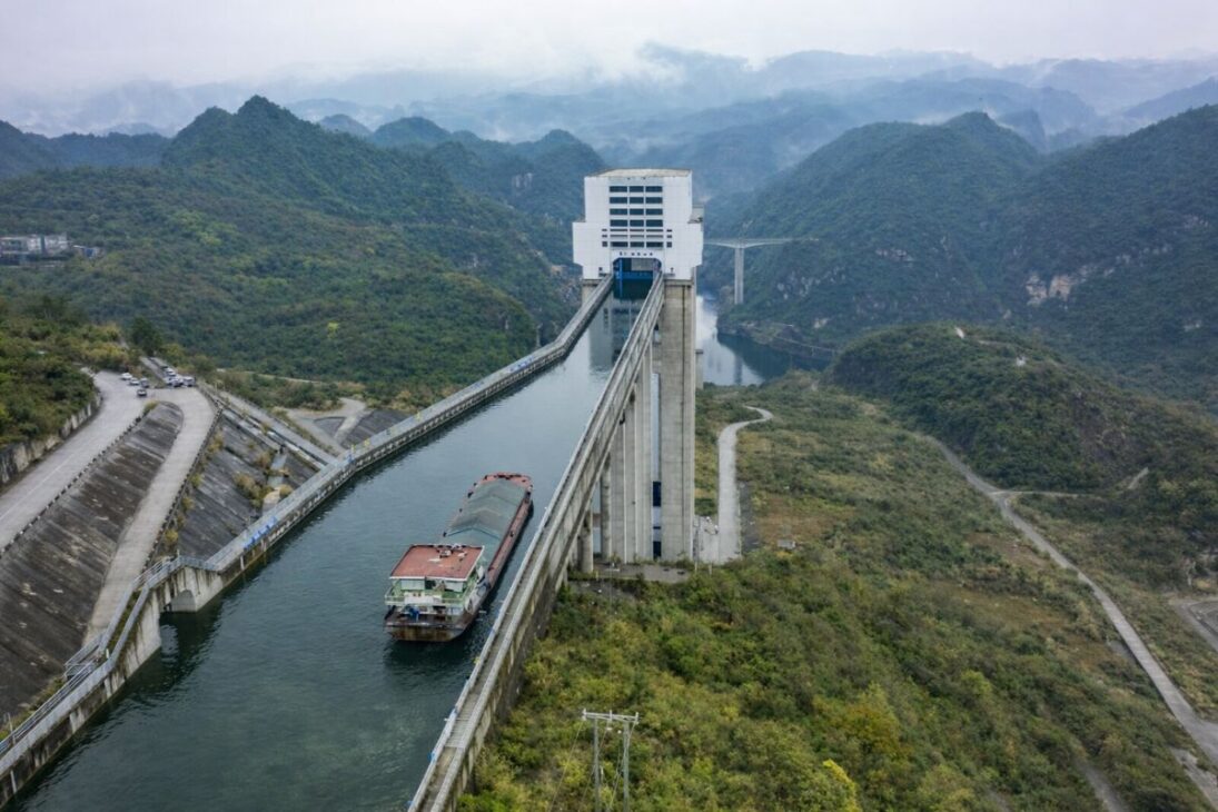 En China, los elevadores gigantes crean una hidrovía vertical en el río Yangtsé, ligada a la represa de las Tres Gargantas y a la energía hidroeléctrica.