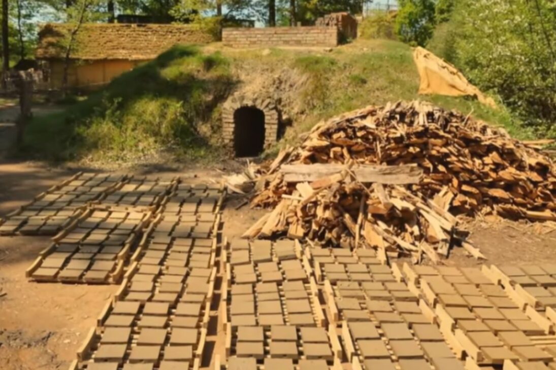 Castillo medieval se construye en el castillo Guédelon; castillo medieval en Francia en proyecto de arqueología experimental y construcción de castillo medieval.