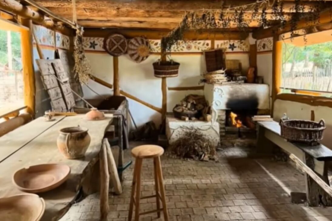 Castillo medieval se construye en el castillo Guédelon; castillo medieval en Francia en proyecto de arqueología experimental y construcción de castillo medieval.