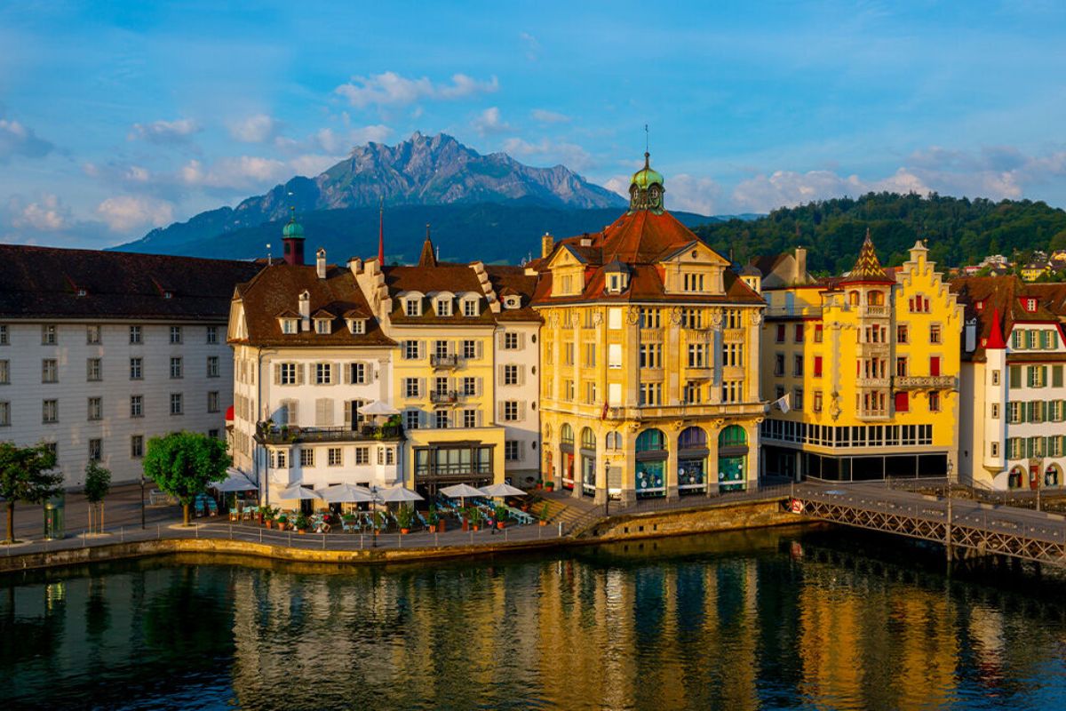 Reportagem mostra como a Suíça abriga bairros populares com IDH altíssimo, aluguel subsidiado e segurança exemplar, onde imigrantes vivem com padrão de classe média superior ao de muitas cidades latino-americanas.