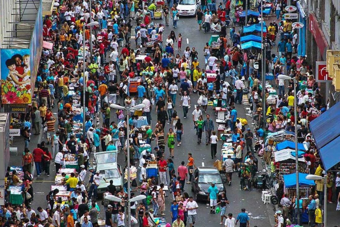 Brás, mayor mercado de calle de Brasil, expone a vendedores ambulantes y comercio ambulante bajo presión de la Operación Delegada y de la fiscalización diaria en las calles del centro.