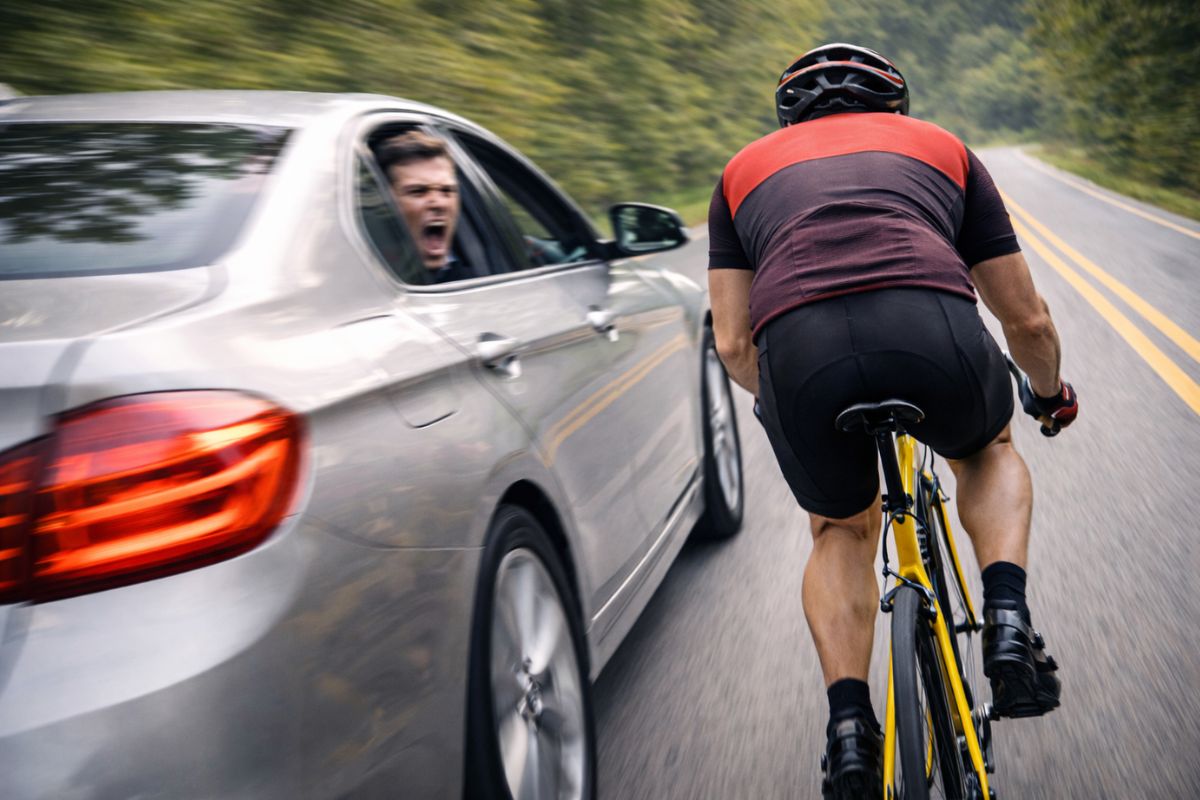 Nova lei do ciclista torna ultrapassagem infração gravíssima, exige distância mínima de um metro e meio, soma pontos na CNH e reforça segurança do ciclista.