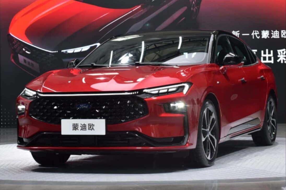 El Nuevo Ford Mondeo Renace Como Sedán Moderno en China, Con Motor 2.0 EcoBoost, Pantalla 4K y Paquete Tecnológico Avanzado, Mientras los Fanáticos del Modelo en Brasil Siguen Solo Deseando el Coche.