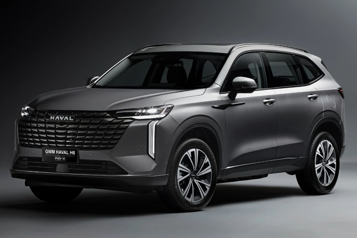 GWM Haval H6 PHEV19 2026 híbrido plug in traz porta malas 560 litros, motor 1.5 turbo e 326 cv para disputar espaço entre SUVs médios eletrificados.