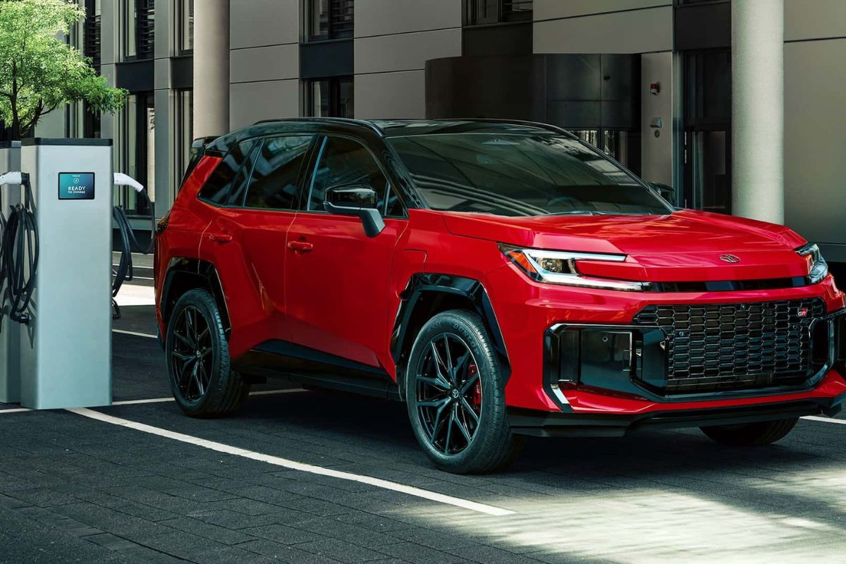 Toyota RAV4 híbrido plug in com autonomia elétrica de até 100 quilômetros, bateria de 22,7 kWh, SUV híbrido plug in rival de BYD Seal U híbrido plug in.