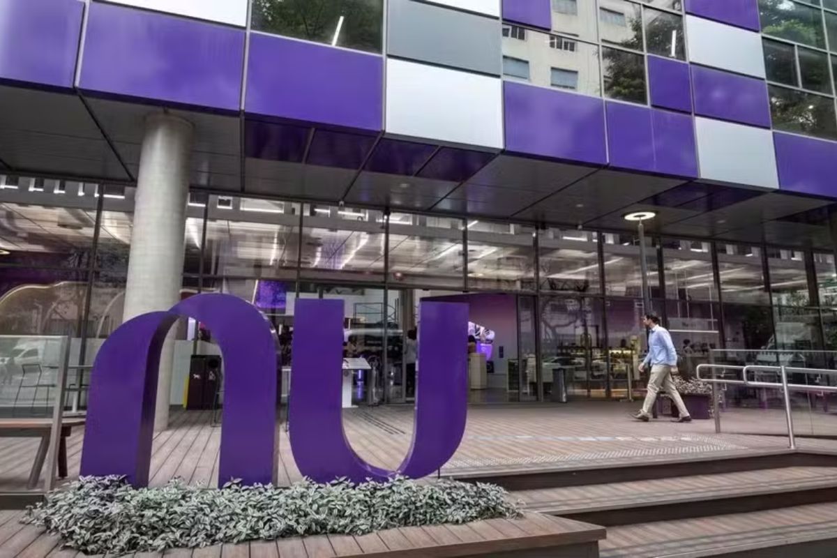 Nubank pede licença bancária ao Banco Central em 2026, garante estabilidade aos clientes e reforça compromisso com a regulação financeira no Brasil.