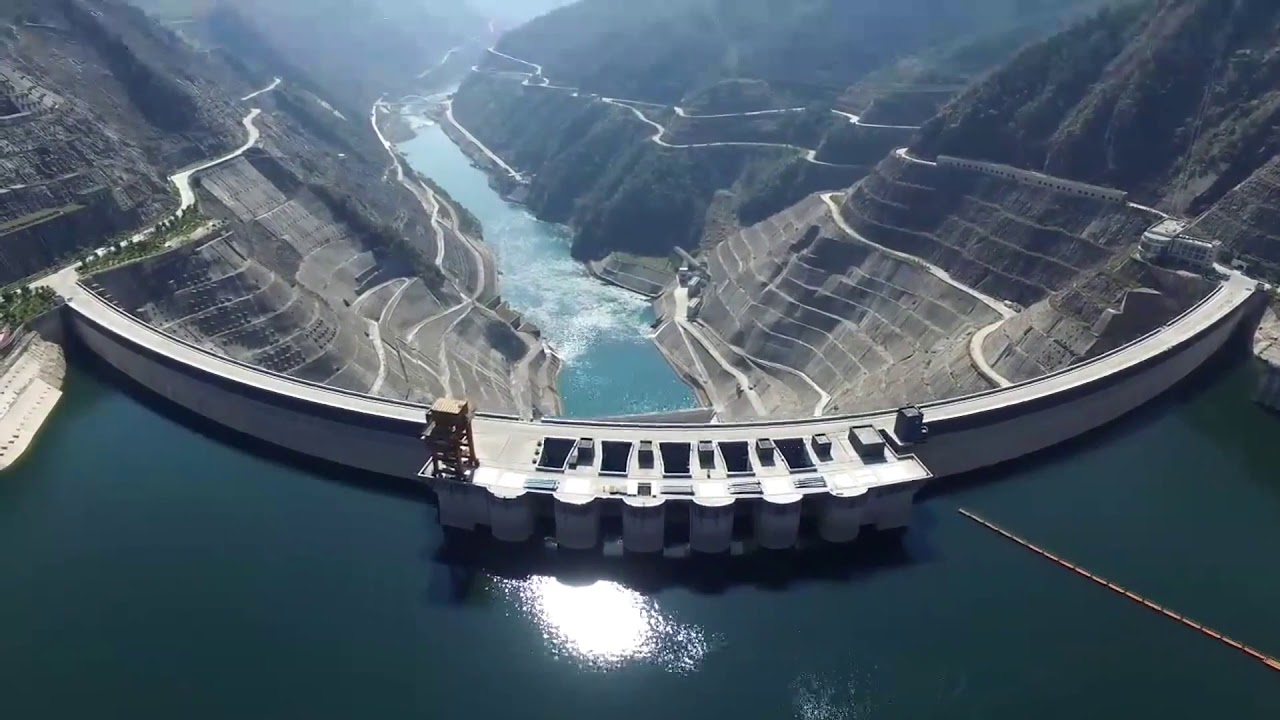 Com mais de 54 milhões de m³ de terra e rocha compactadas, altura equivalente a um arranha-céu de 100 andares e uma massa maior que pirâmides inteiras, esta barragem se tornou uma das maiores estruturas já moldadas pelo ser humano