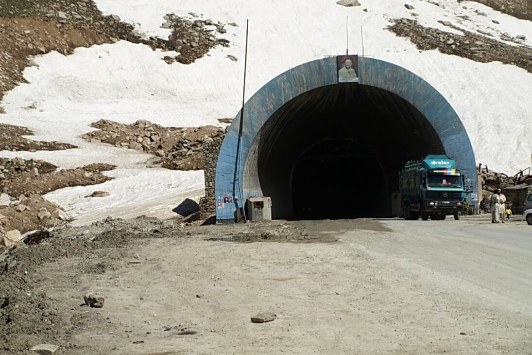 Talibán usa canal artificial, minería y acuerdos con la China para intentar transformar el Afganistán pobre en plataforma de poder regional y dinero.