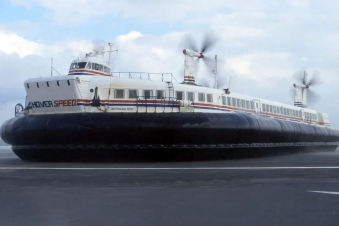 El aerodeslizador gigante cruzaba el Canal de la Mancha como hovercraft veloz, pero perdió espacio frente a ferries a diésel y al Eurotúnel en las rutas de cruce.