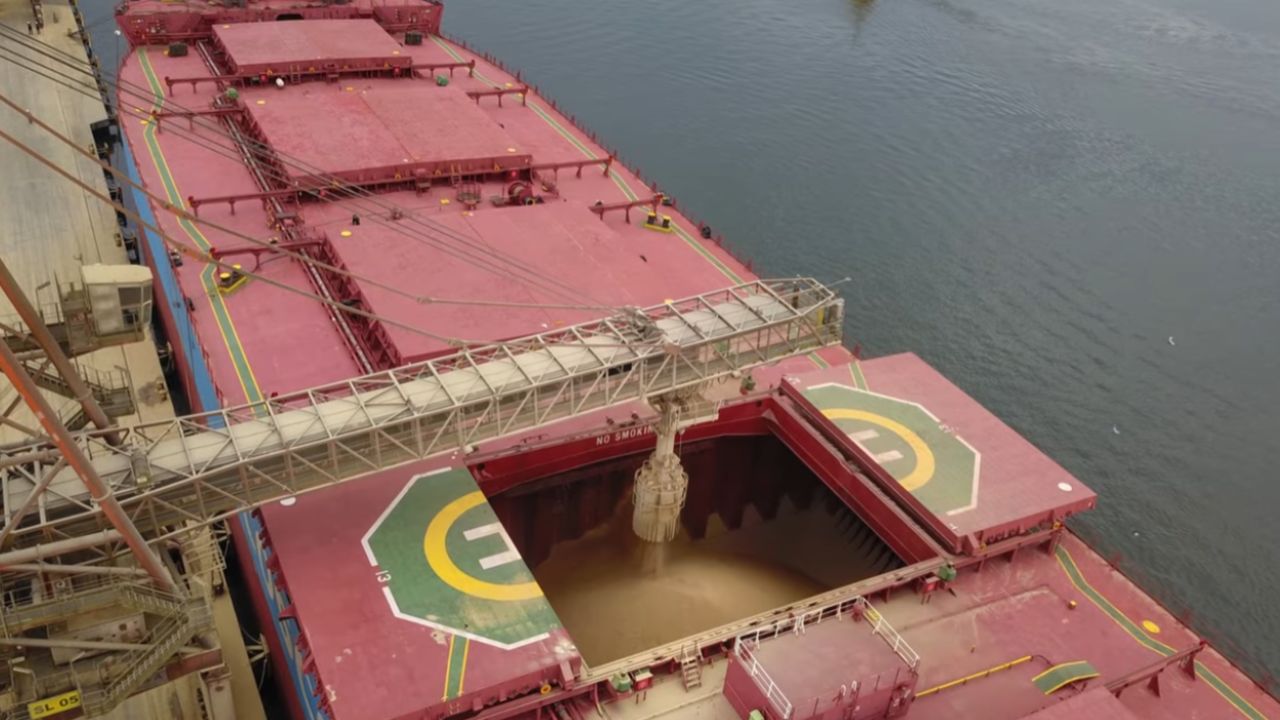 Los barcos transportan arroz en graneleros donde la bodega exige una seguridad rigurosa, ya que el grano puede generar riesgos invisibles para la estabilidad y la vida humana.