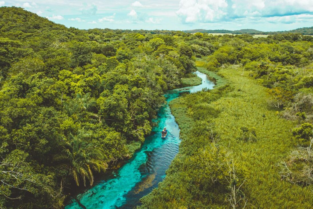 Bonito, considerado el lugar más bonito de Brasil, se destaca por el turismo sostenible en un clima de ciudad pequeña, rodeado de naturaleza y cada vez más deseado para residir y trabajar.