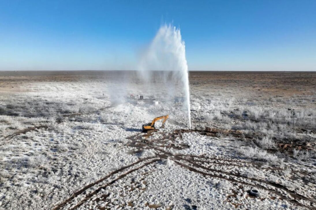 En El Mayor Campo Petrolero De Los Estados Unidos, En La Cuenca Permiana, El Agua Salada Presiona El Subsuelo De Texas, Reactiva Pozos Abandonados Y Amenaza Acuíferos Rurales Con Riesgos Crecientes.