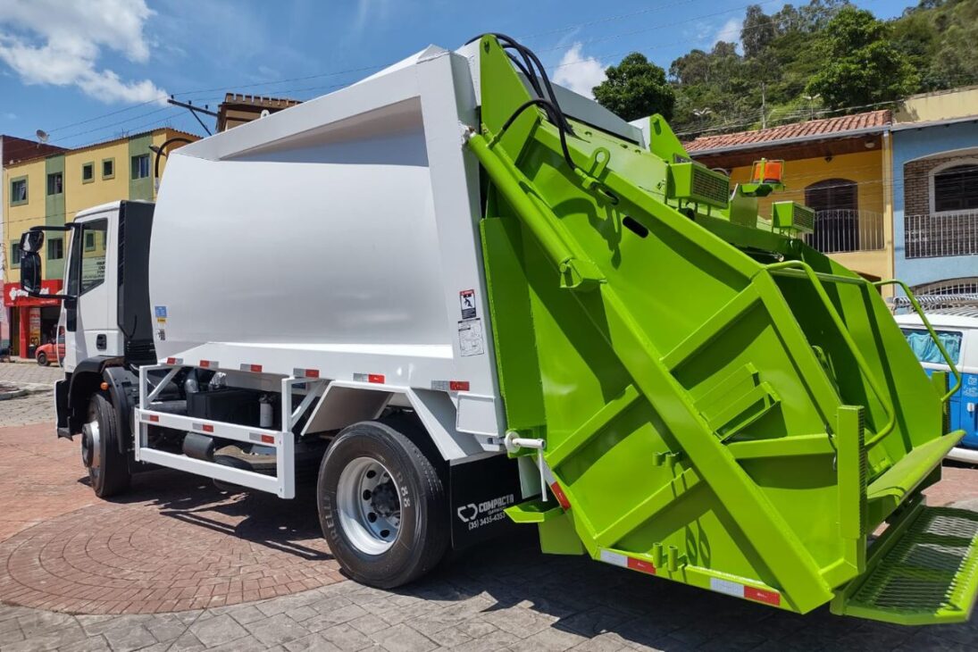 Camión de basura maneja residuos peligrosos, conecta recolección selectiva en la estación de transferencia y descarga la carga final en vertederos sanitarios.