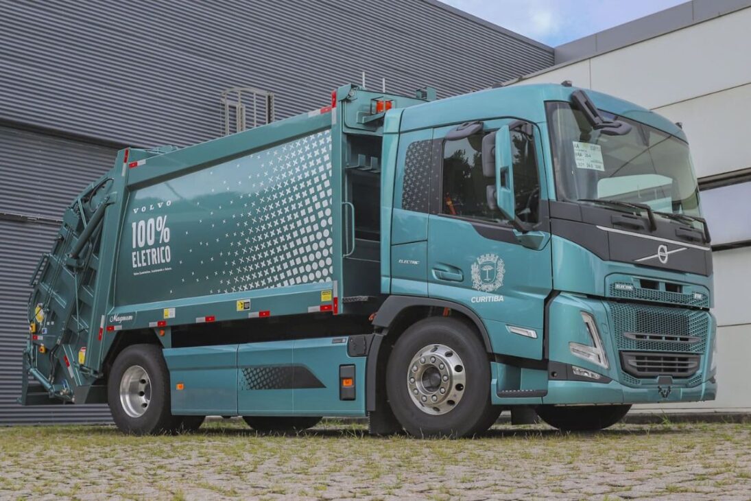 Camión de basura maneja residuos peligrosos, conecta recolección selectiva en la estación de transferencia y descarga la carga final en vertederos sanitarios.