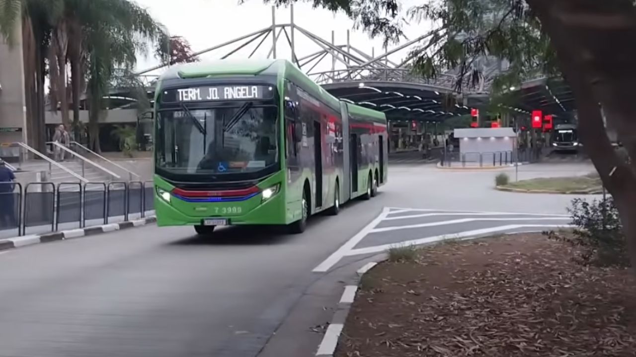 Los autobuses eléctricos chinos avanzan en el transporte público de São Paulo, promueven la reducción de la contaminación, pero enfrentan altos costos iniciales y aumentan la dependencia de China.