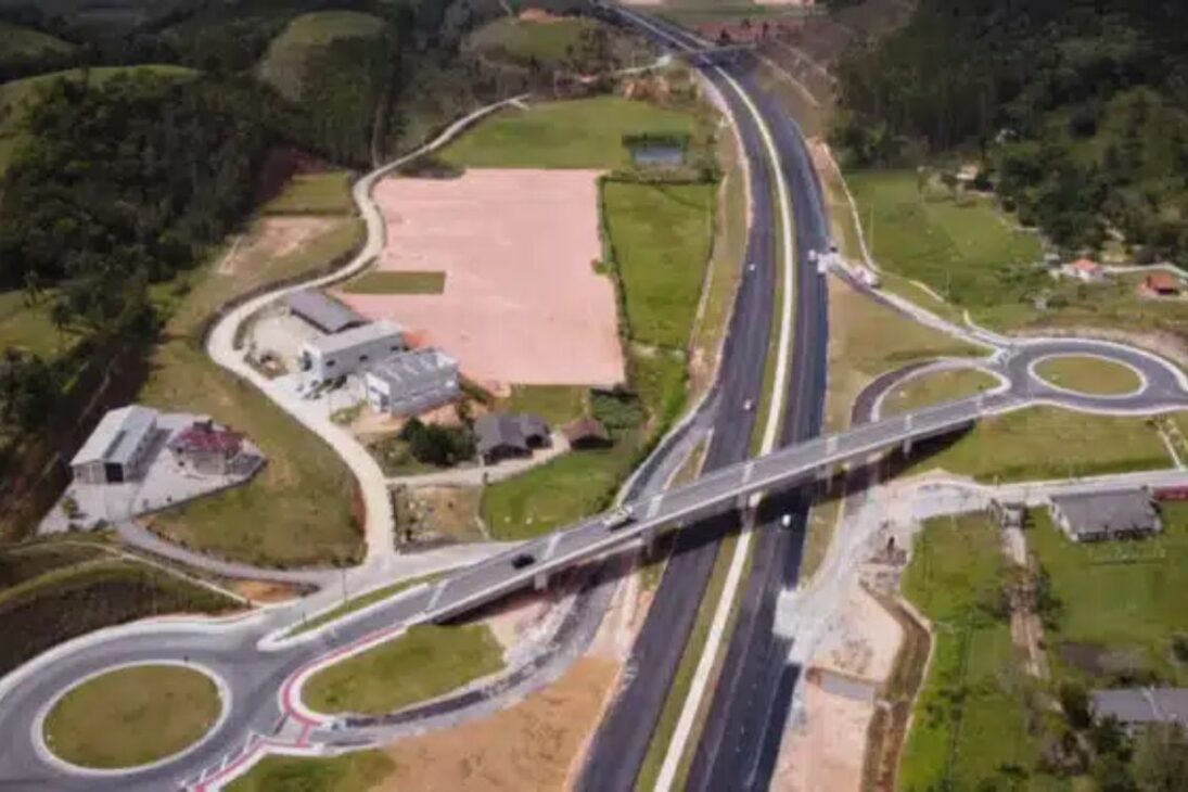 Paquete de R$ 100 millones en la BR-101 en Paulo Lopes crea marginales y viaductos, organiza el acceso de camiones y reduce cuellos de botella en la región.