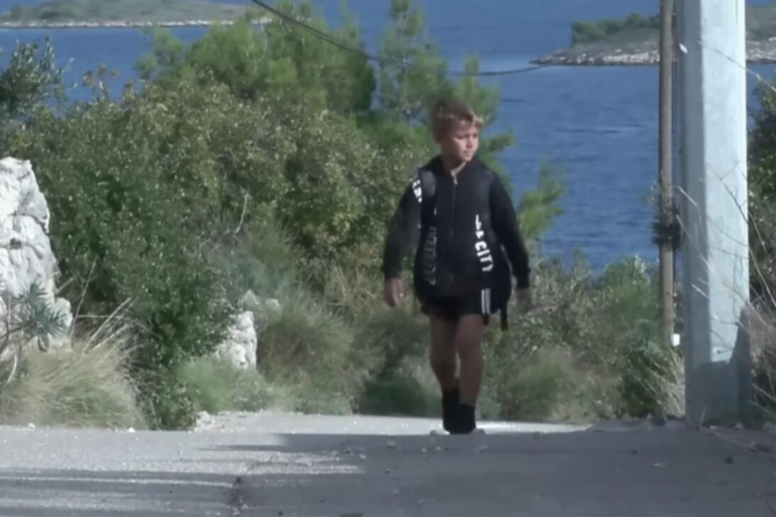 País reabre escuela en isla croata para único alumno de 7 años y transforma la rutina junto al mar en símbolo de resistencia de una familia que se niega a dejar el territorio.