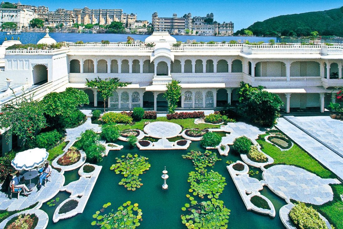 Palacio de mármol en Udaipur aislado en lago ofrece suites históricas y acceso solo en barco, con diarias altas, experiencias escénicas y estructura de hotel de lujo en escenario real.
