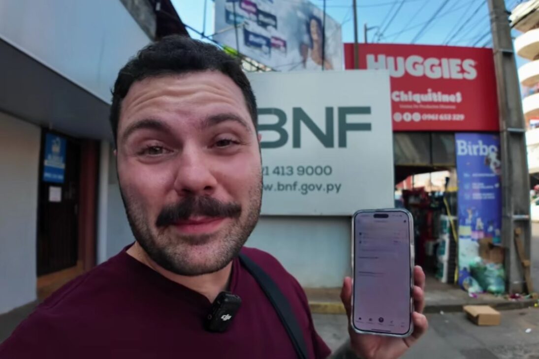 Paraguay real en el Mercado 4, paraíso de la piratería con camisetas de fútbol baratas e iPhone barato, muestra camelódromo gigante que atrae brasileños por precios bajos.