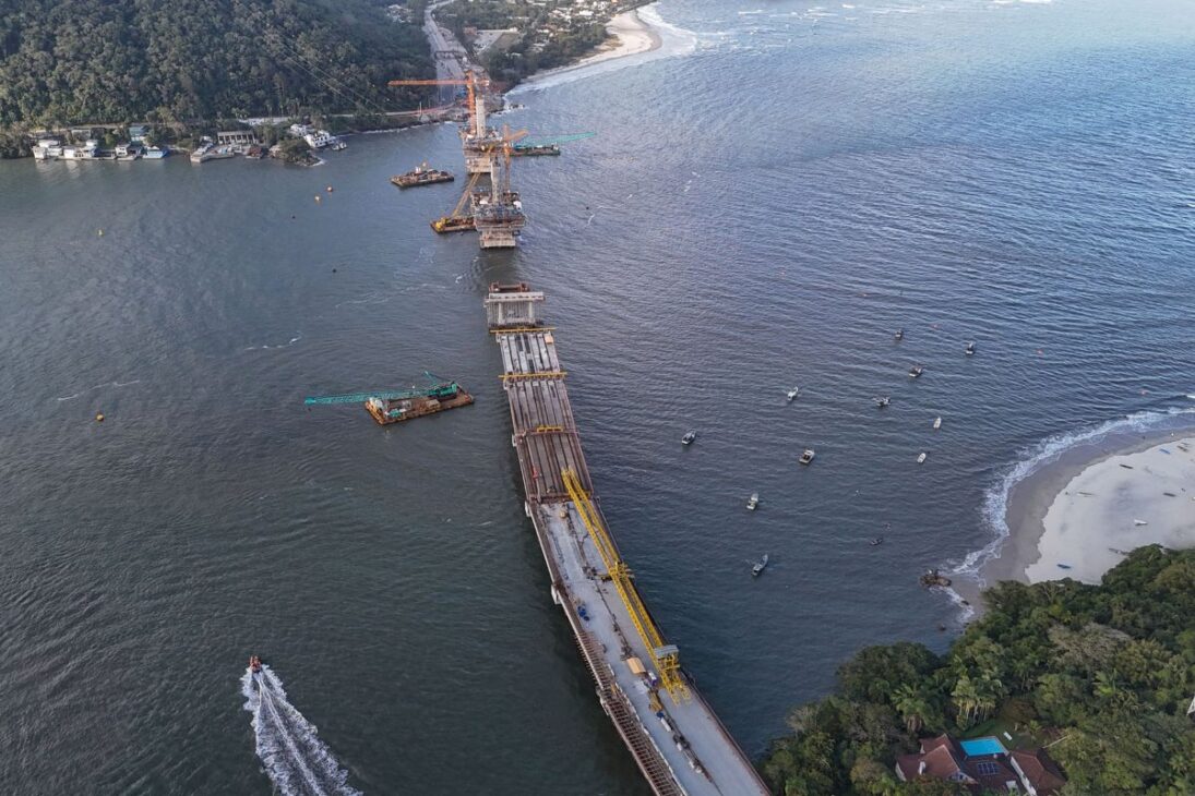 obras de carreteras en Paraná, con Eje Central, puente de Guaratuba y peajes más competitivos, prometen viajes mejores para camioneros y turistas.