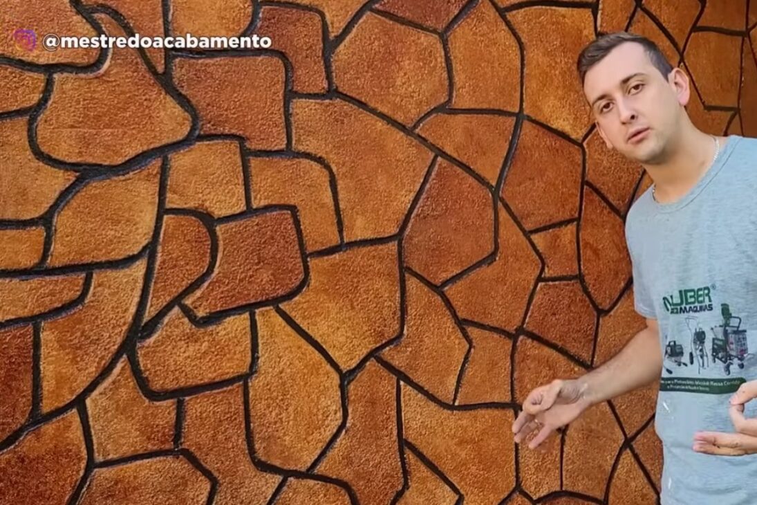 maestro del acabado crea pared de piedra barata con argamassa AC1, rolo macarrão y barniz a base de agua en paso a paso doméstico simple.