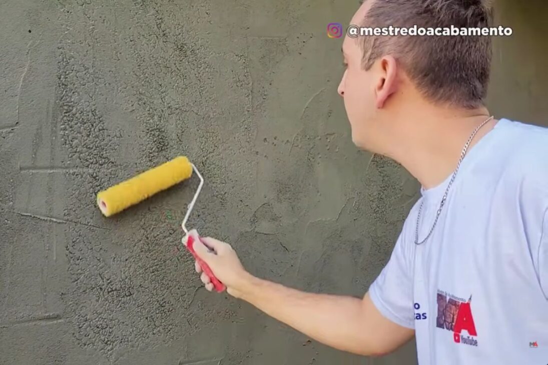 maestro del acabado crea pared de piedra barata con argamassa AC1, rolo macarrão y barniz a base de agua en paso a paso doméstico simple.