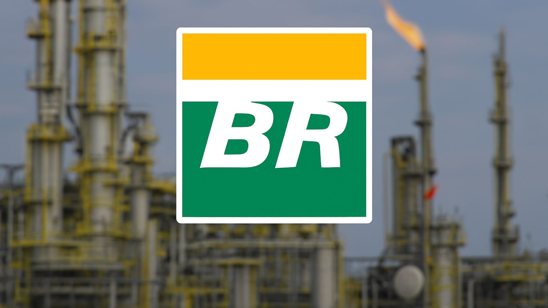 Logo da BR em destaque com refinaria de petróleo ao fundo, representando operações da Petrobras no setor de energia e combustíveis no Brasil.