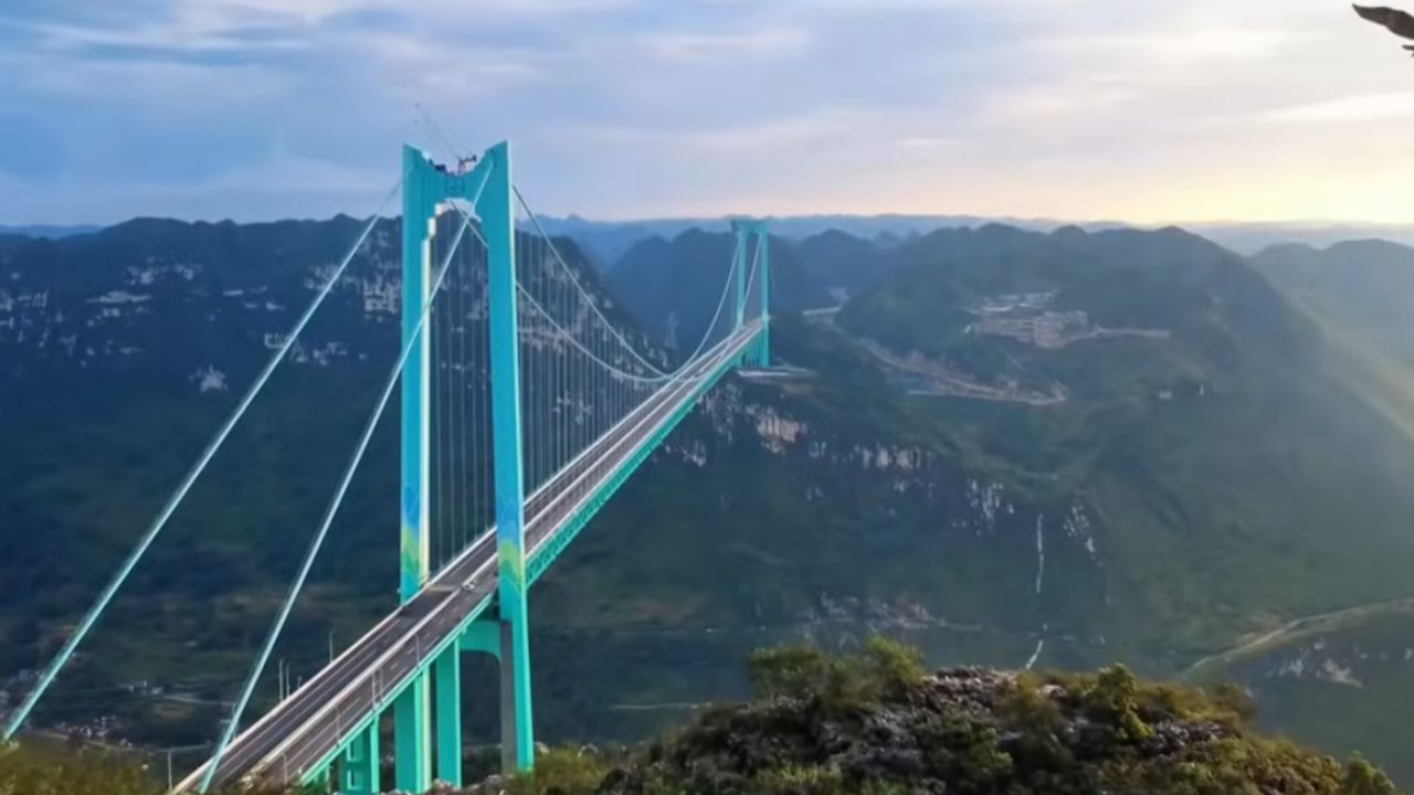 Puente del Cañón Huajiang vence desfiladero extremo con altura récord, puente colgante de ingeniería china que redefine la movilidad y la construcción global.