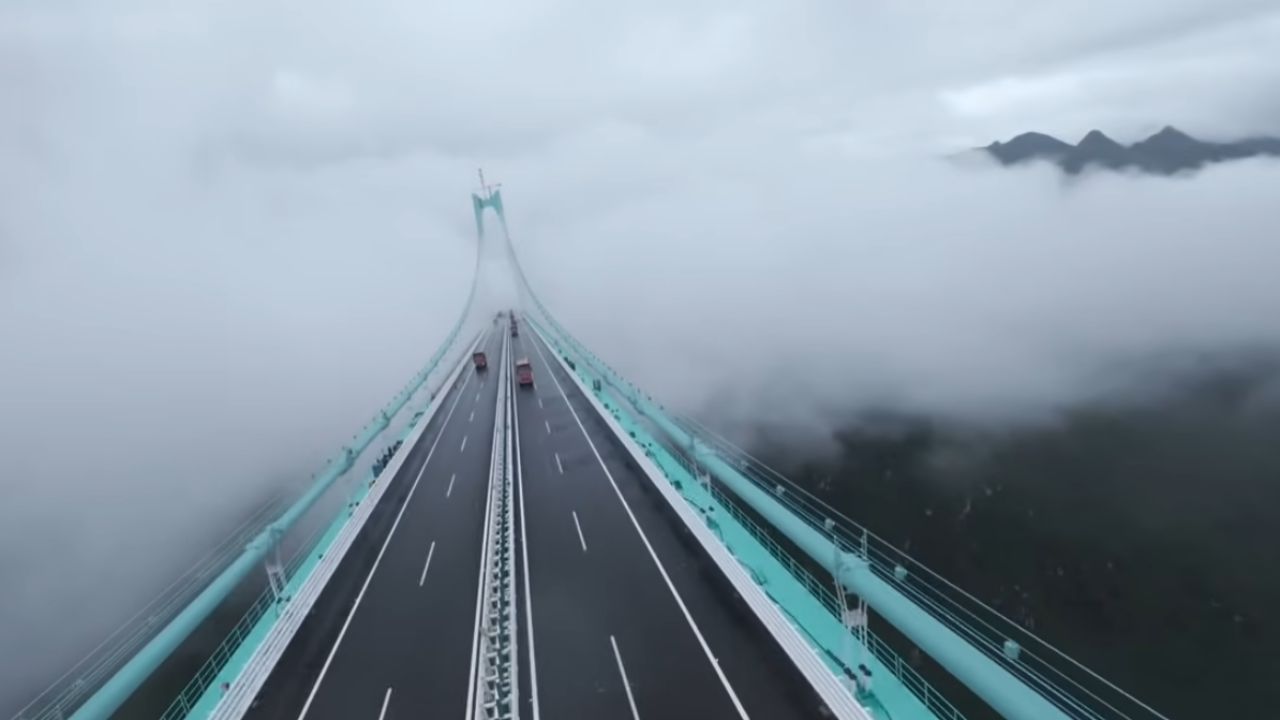 Puente del Cañón Huajiang vence desfiladero extremo con altura récord, puente colgante de ingeniería china que redefine la movilidad y la construcción global.