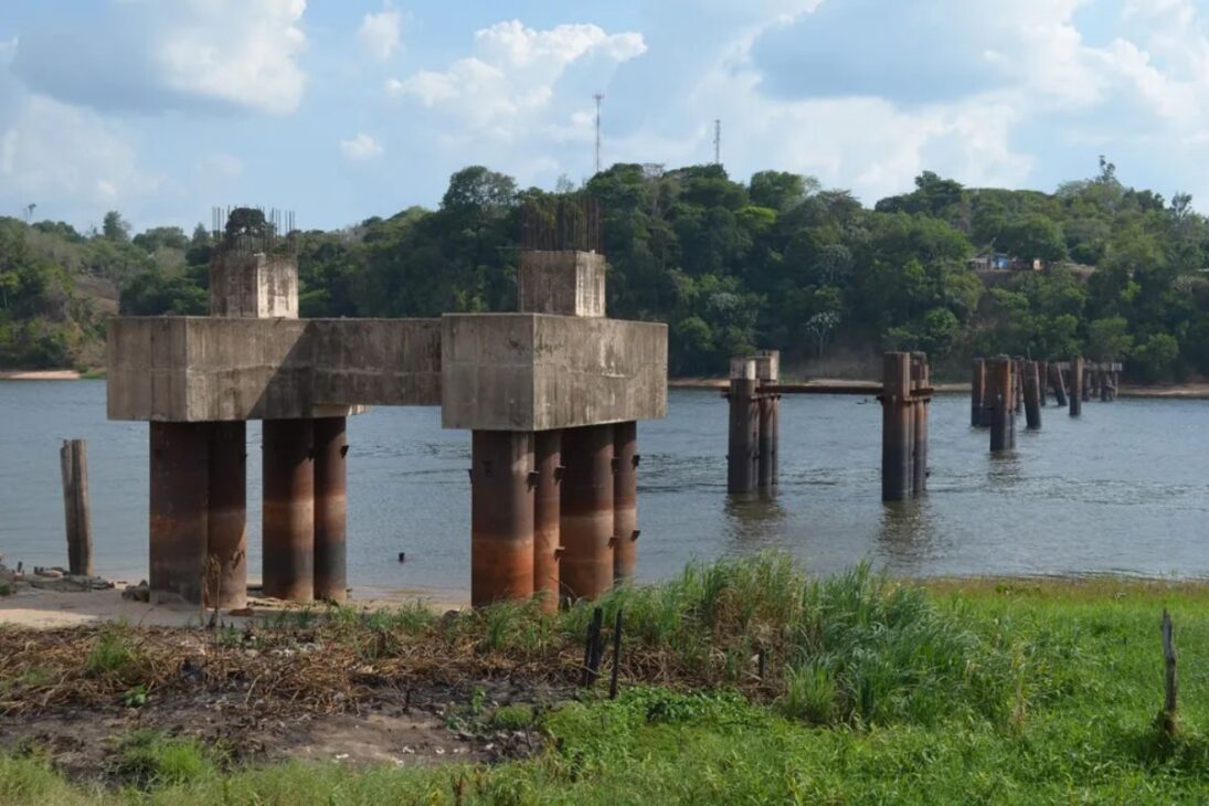 En la Amazonía, la puente del Río Jari sigue inacabada entre Pará y Amapá, mantiene la región dependiente de balsas y expone cómo los retrasos en infraestructura detienen el desarrollo local.