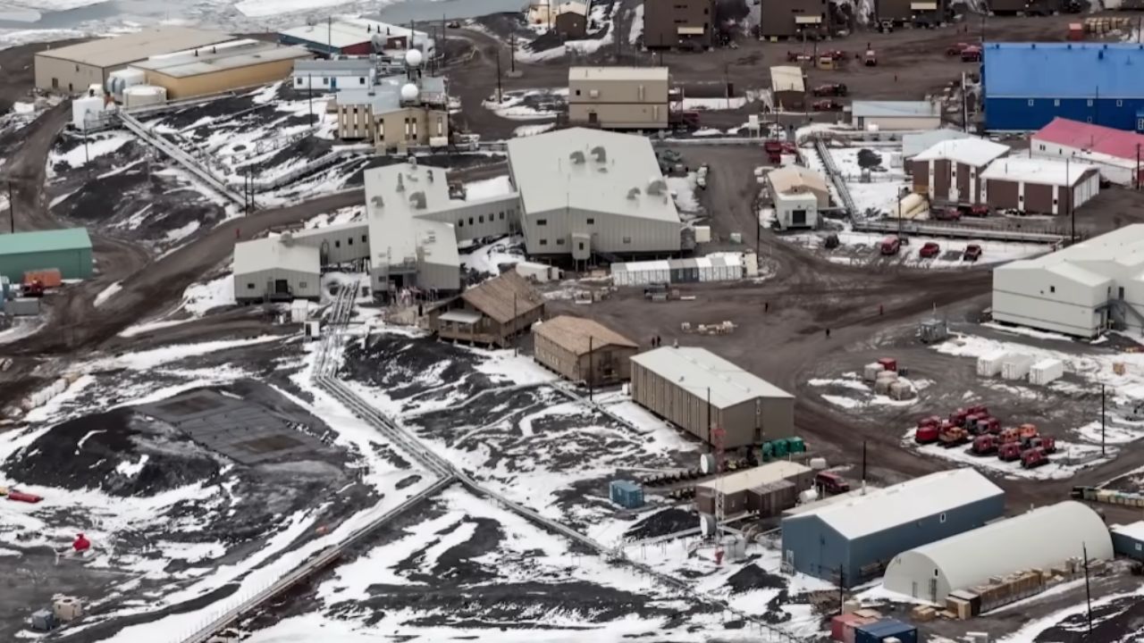 Descubre los secretos del hielo en la Antártida. Descubre por qué es imposible llegar al continente más aislado, protegido por leyes y peligros extremos.