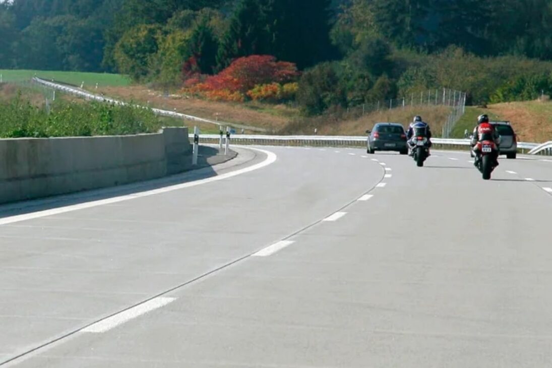 Entienda por qué el pavimento de concreto supera al asfalto, domina las carreteras en Estados Unidos y aún ayuda a combatir las islas de calor, reduciendo costos e impactos urbanos.