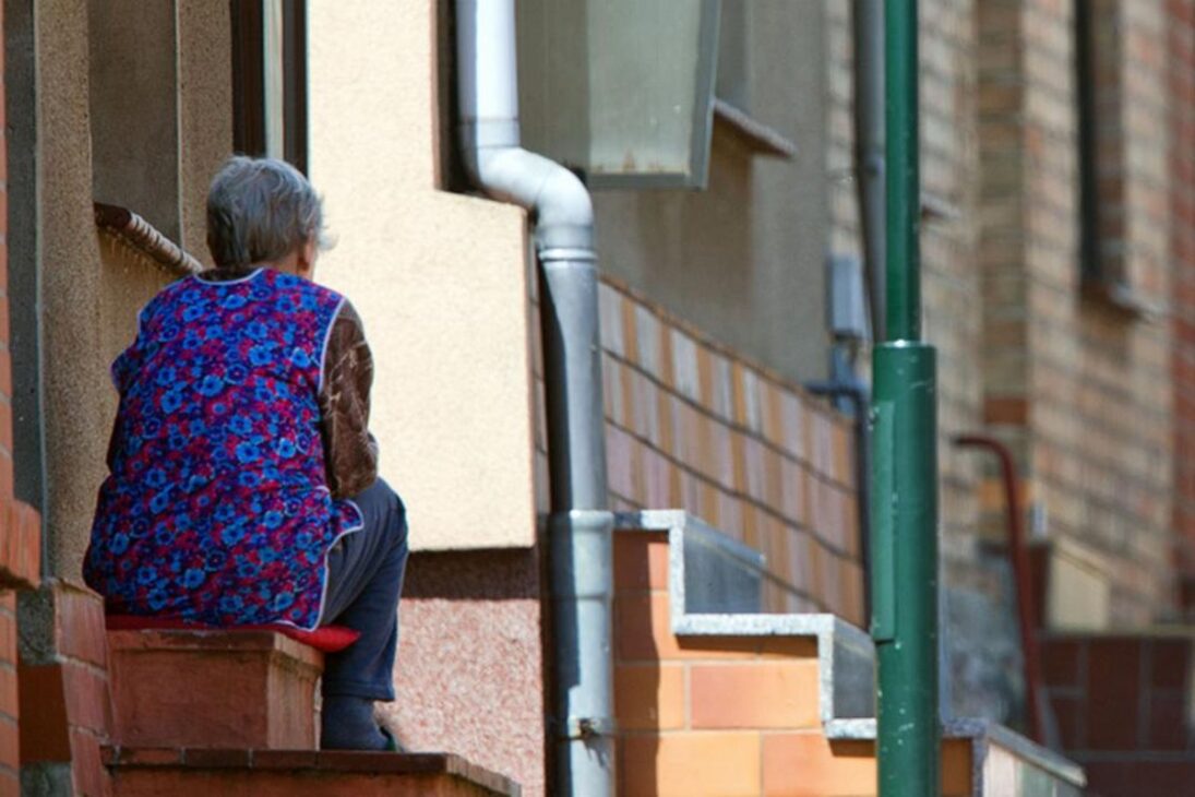 capital de la soledad juvenil en el Reino Unido expone la soledad juvenil en jóvenes, impacto del trabajo remoto y de las redes sociales en la salud mental.