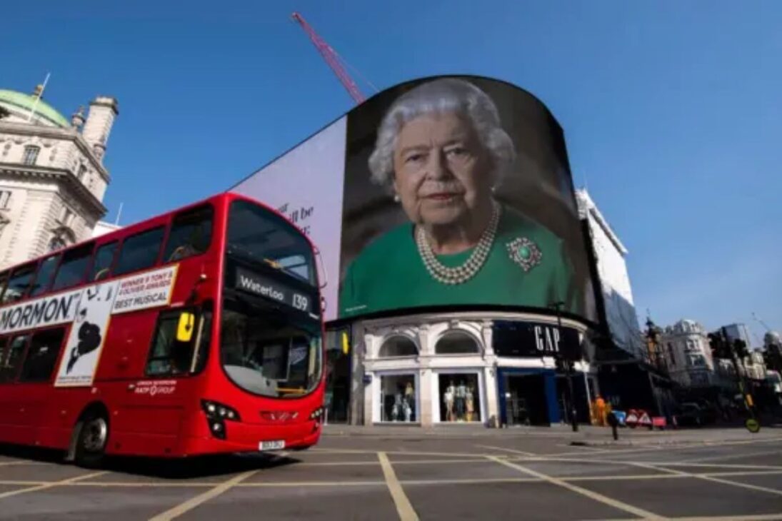 capital de la soledad juvenil en el Reino Unido expone la soledad juvenil en jóvenes, impacto del trabajo remoto y de las redes sociales en la salud mental.