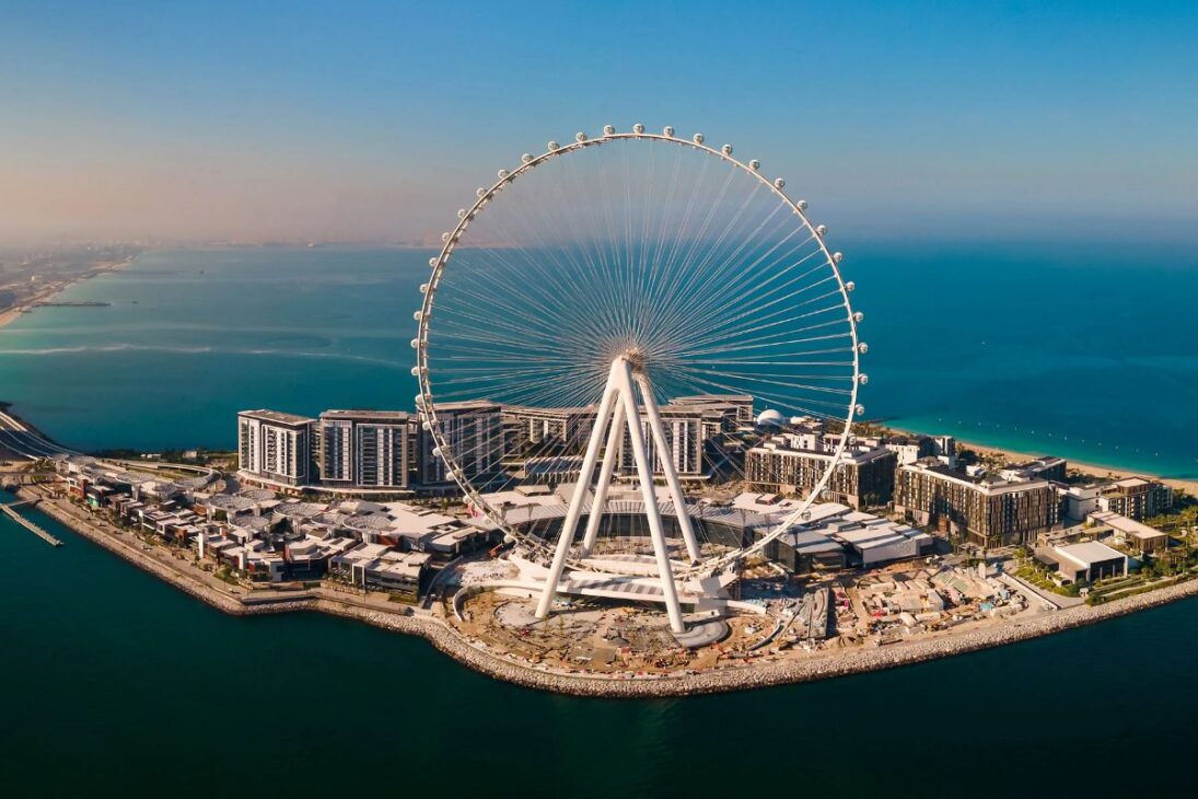 Explora la rueda gigante más alta del mundo Ain Dubai en la Isla Bluewaters, en Dubái, con giro de 38 minutos y cabinas en experiencia turística completa.