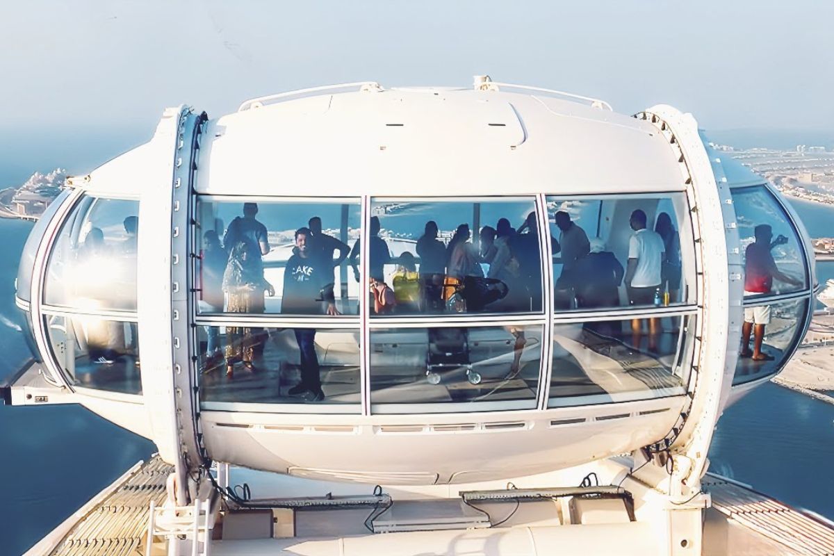 Explore a roda gigante mais alta do mundo Ain Dubai na Ilha Bluewaters, em Dubai, com giro de 38 minutos e cabines em experiência turística completa.