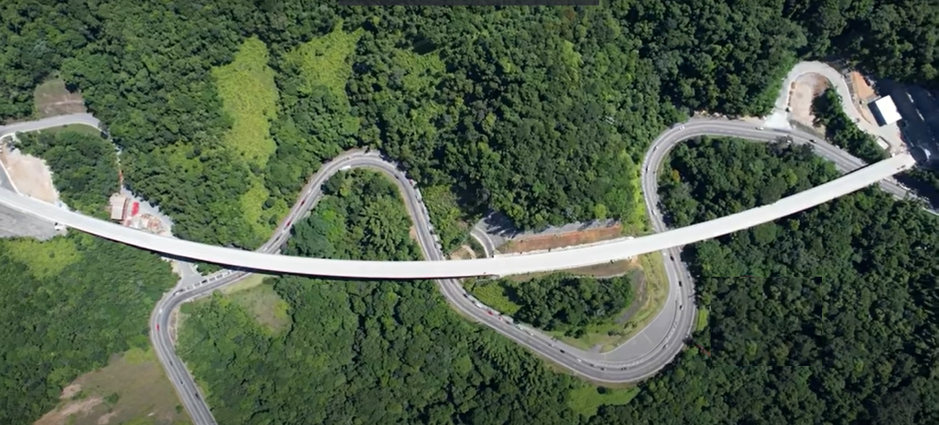 Rodovia brasileira vence desnível de mais de 1.000 metros com túneis em sequência e curvas em raio aberto: obra na Serra do Mar reduziu acidentes e virou referência em engenharia