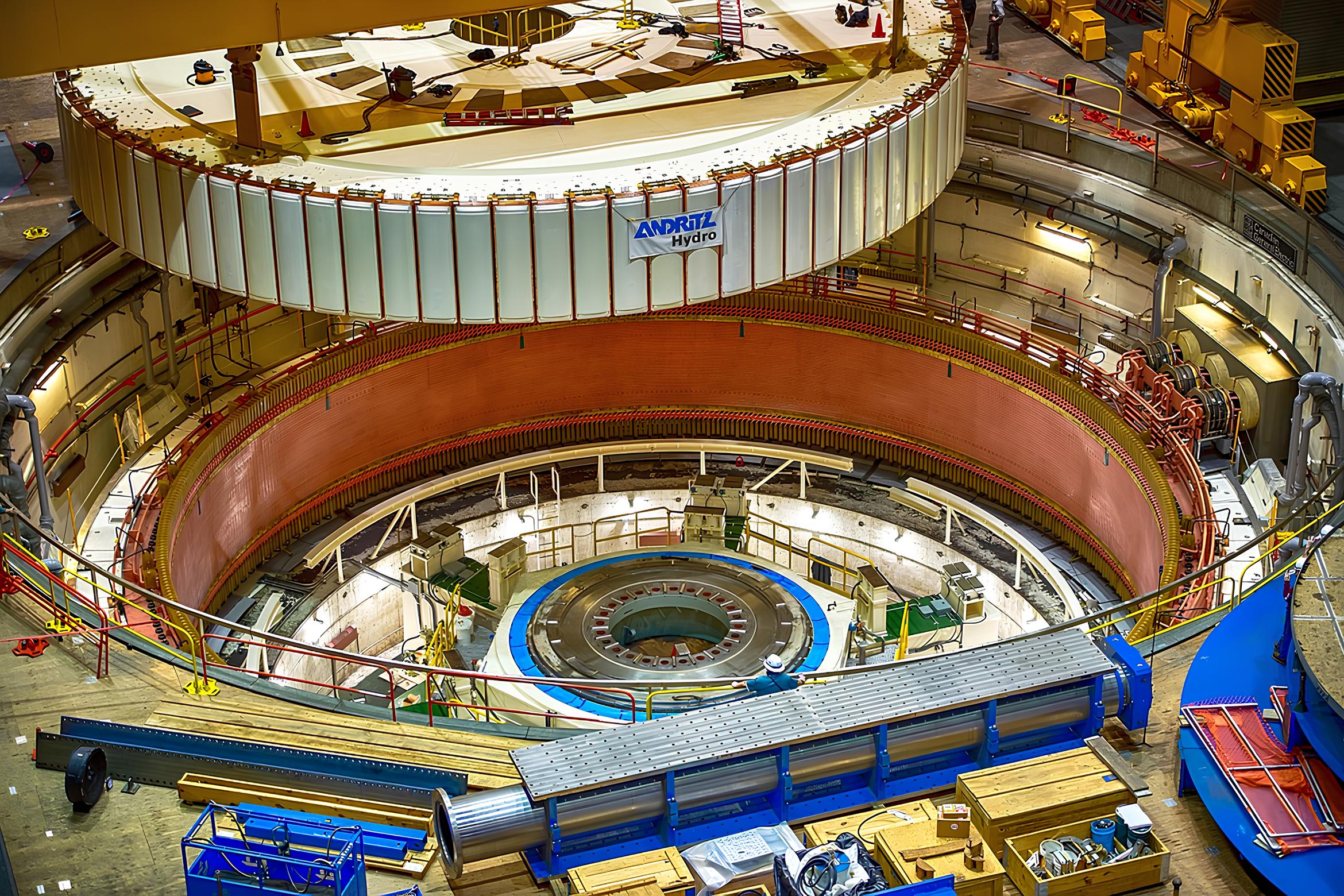 Com 9,2 milhões de m³ de concreto, 168 metros de altura, 1.592 metros de extensão, 24 turbinas e uma fundação que exigiu milhões de m³ de rocha removida, a Grand Coulee se tornou um dos maiores feitos estruturais já realizados pelos Estados Unidos